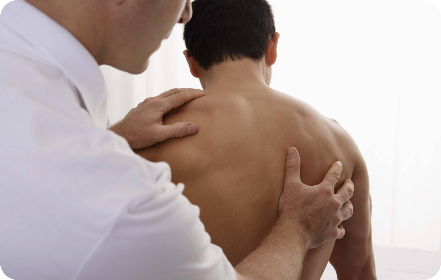 Мануальный массаж спины. Остеопатия позвоночник. Мануальная терапия остеохондроз. Сколиоз мануальная терапия.